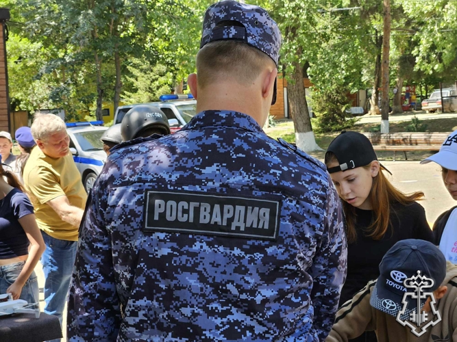 Сотрудники вневедомственной охраны Росгвардии провели профориентационное занятие для школьников Ставрополья