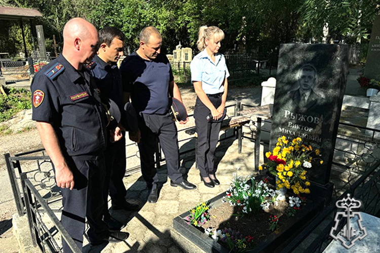На Ставрополье росгвардейцы почтили память погибшего при исполнении сотрудника вневедомственной охраны