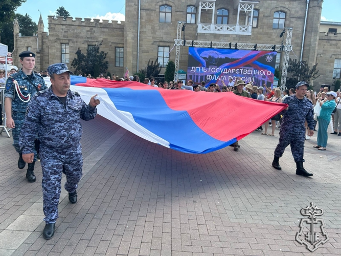 На Ставрополье росгвардейцы отметили День Государственного флага РФ участием в патриотических акциях