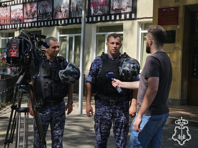 В Ставрополе росгвардейцы приняли участие в съемках телесюжета о проверке безопасности школ к новому учебному году