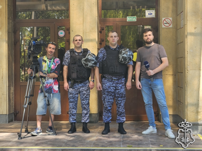 В Ставрополе росгвардейцы приняли участие в съемках телесюжета о проверке безопасности школ к новому учебному году