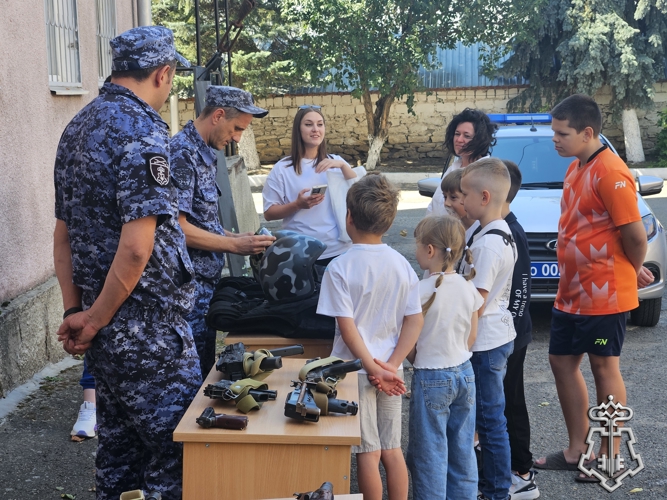 Росгвардейцы в Ставрополе провели день открытых дверей в рамках акции "Каникулы с Росгвардией"