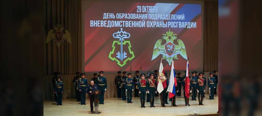 Заместитель директора Росгвардии Василий Сонин вручил государственные и ведомственные награды сотрудникам вневедомственной охраны в день профессионального праздника