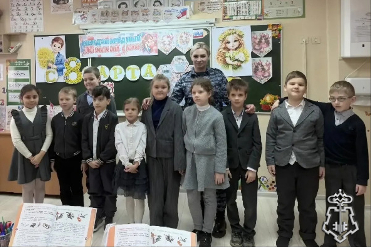 В преддверии юбилея войск правопорядка росгвардейцы Ставрополья провели цикл уроков Мужества для школьников