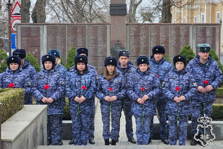 В Ставрополе росгвардейцы возложили цветы к мемориалу в память о защитниках правопорядка