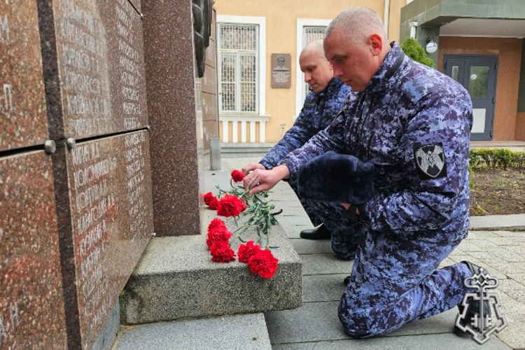 В Ставрополе росгвардейцы возложили цветы к мемориалу в память о защитниках правопорядка