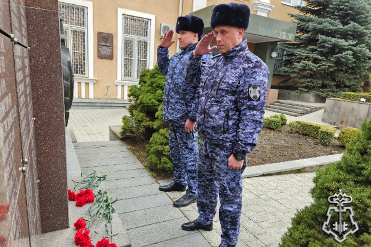 В Ставрополе росгвардейцы возложили цветы к мемориалу в память о защитниках правопорядка