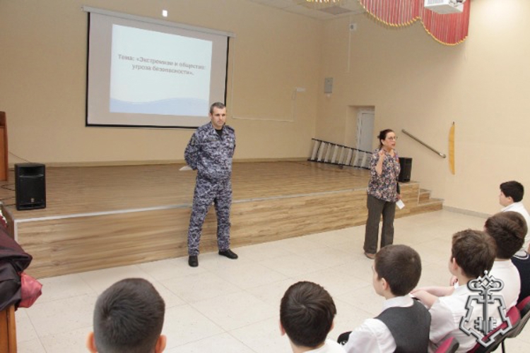 В Ставрополе росгвардейцы провели для гимназистов профилактическое занятие