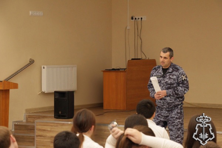 В Ставрополе росгвардейцы провели для гимназистов профилактическое занятие