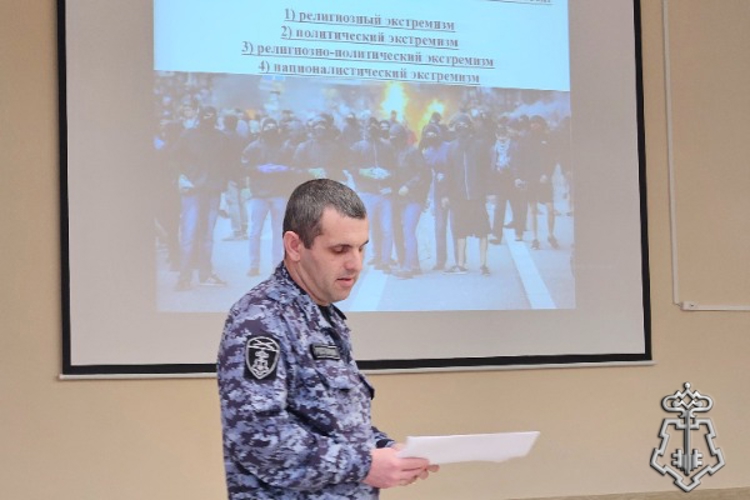 В Ставрополе росгвардейцы провели для гимназистов профилактическое занятие