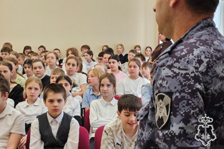 В Ставрополе росгвардейцы провели для гимназистов профилактическое занятие