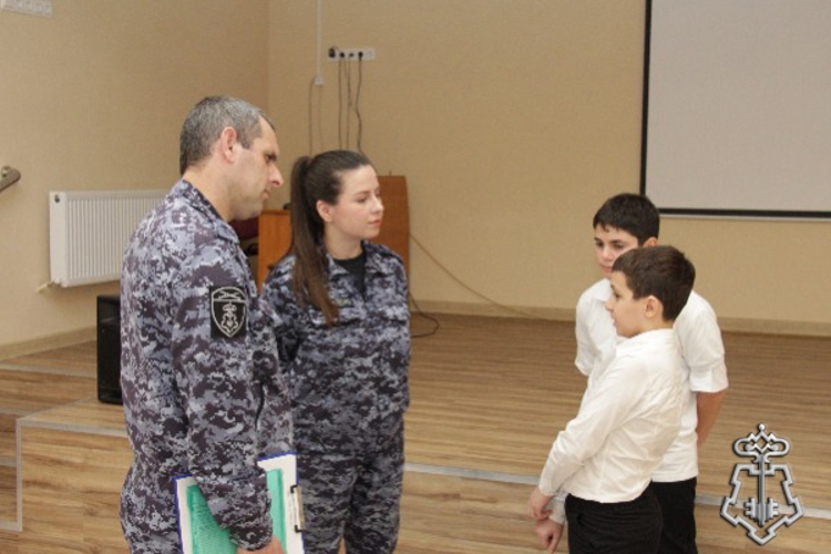 В Ставрополе росгвардейцы провели для гимназистов профилактическое занятие