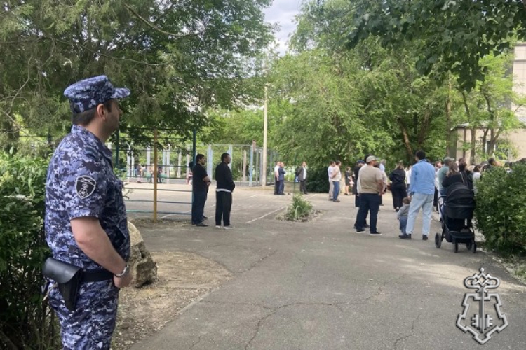 На Ставрополье росгвардейцы обеспечили безопасность праздничных мероприятий, посвященных завершению учебного года