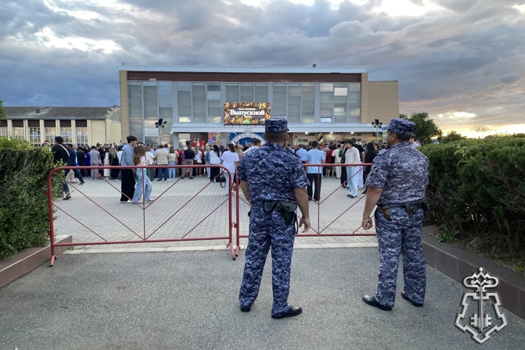 Росгвардейцы обеспечили безопасность выпускных вечеров на Ставрополье
