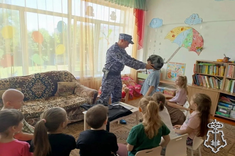 В селе Дивное сотрудники вневедомственной охраны Росгвардии провели мероприятие для дошкольников в рамках акции «Каникулы с Росгвардией»
