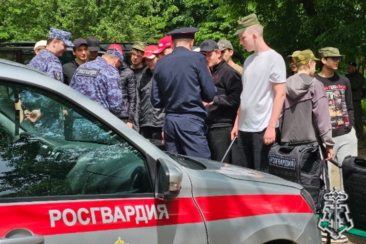 На Ставрополье росгвардейцы провели акцию «Каникулы с Росгвардией» в детском лагере