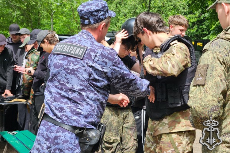На Ставрополье росгвардейцы провели акцию «Каникулы с Росгвардией» в детском лагере