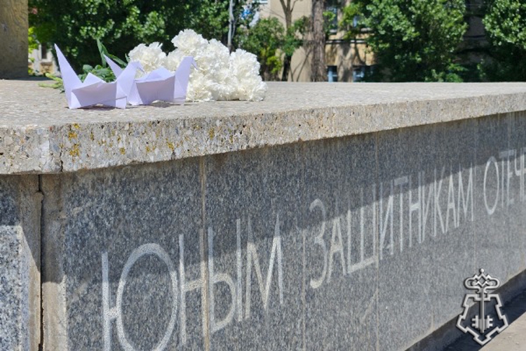 Сотрудники ставропольской вневедомственной охраны Росгвардии возложили цветы в День памяти детей-жертв войны на Донбассе