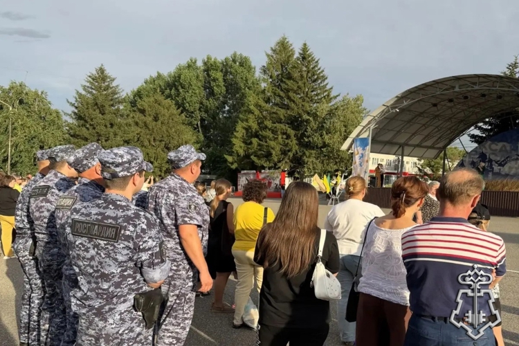 На Ставрополье сотрудники подразделений вневедомственной охраны Росгвардии присоединились к празднованию Дня семьи, любви и верности