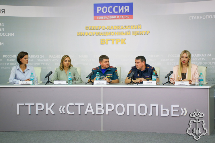 В Ставрополе офицер Росгвардии стал участником пресс-конференции по вопросам подготовки школ к учебному году