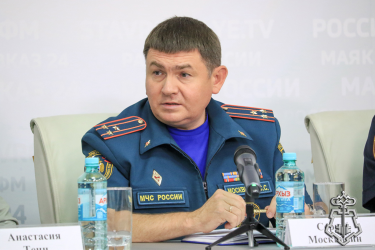 В Ставрополе офицер Росгвардии стал участником пресс-конференции по вопросам подготовки школ к учебному году