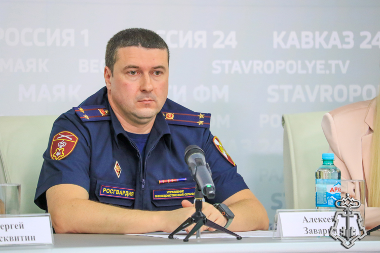 В Ставрополе офицер Росгвардии стал участником пресс-конференции по вопросам подготовки школ к учебному году