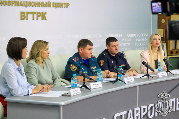 В Ставрополе офицер Росгвардии стал участником пресс-конференции по вопросам подготовки школ к учебному году
