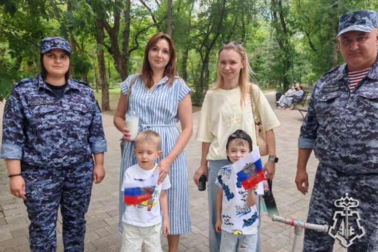 На Ставрополье росгвардейцы поздравили земляков с Днем Государственного флага России