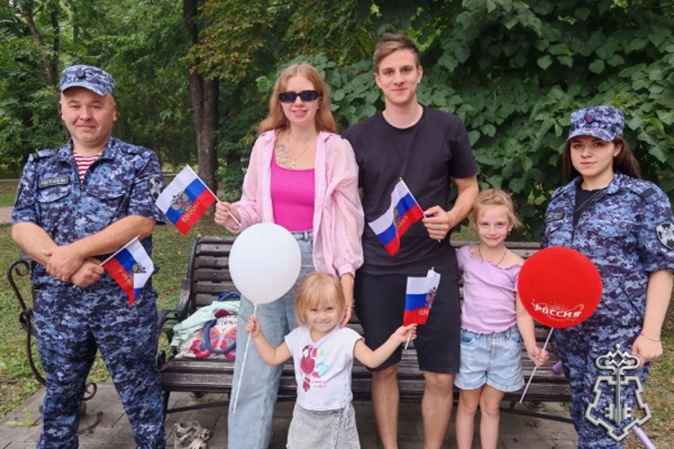 На Ставрополье росгвардейцы поздравили земляков с Днем Государственного флага России