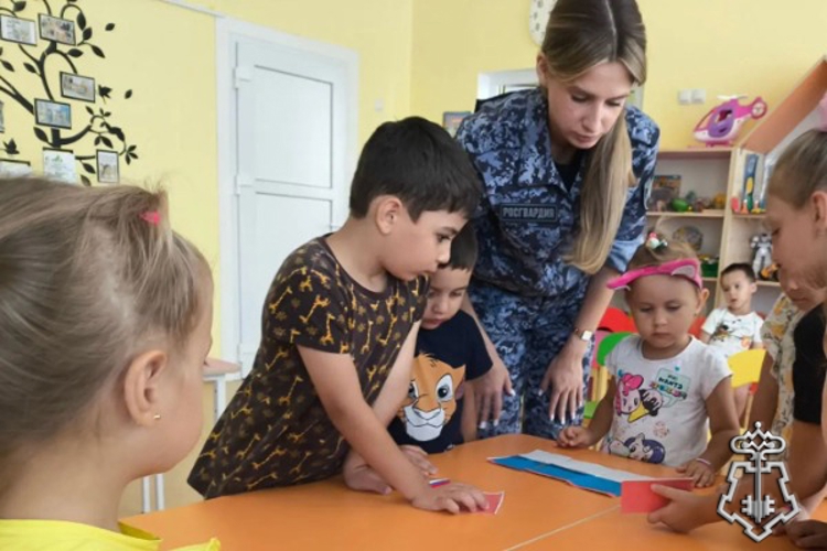 В Ставрополе росгвардейцы провели для дошкольников патриотический праздник «Три цвета Родины»