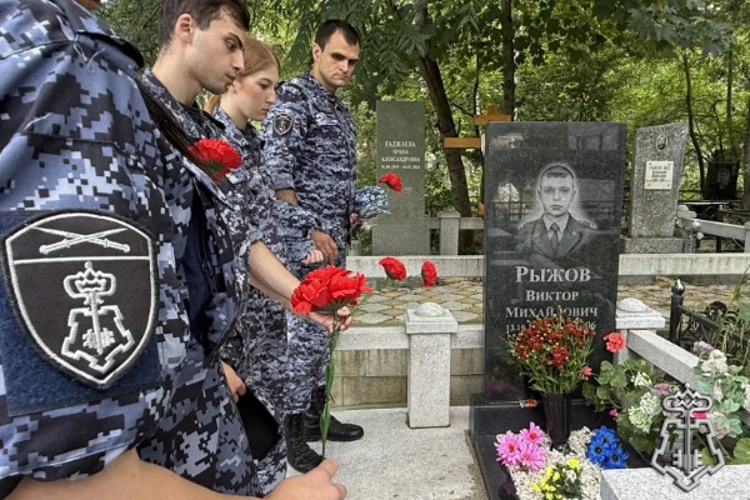 В Кисловодске росгвардейцы почтили память сослуживца, погибшего двадцать лет назад