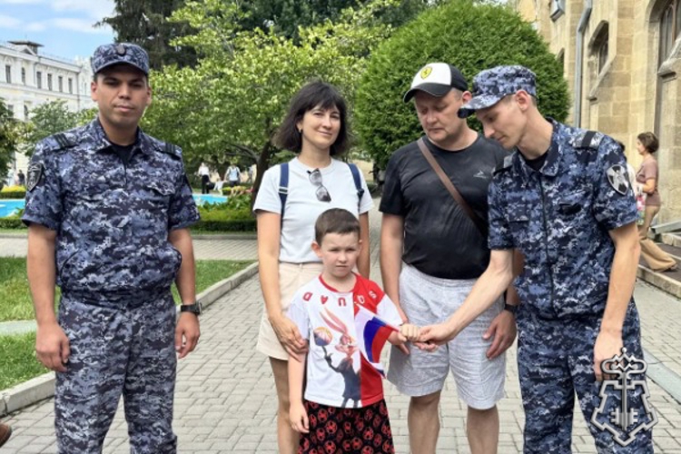 На Ставрополье росгвардейцы поздравили земляков с Днем Государственного флага России