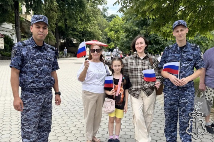 На Ставрополье росгвардейцы поздравили земляков с Днем Государственного флага России