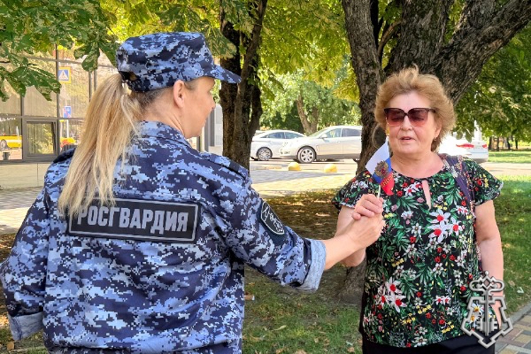 На Ставрополье росгвардейцы поздравили земляков с Днем Государственного флага России