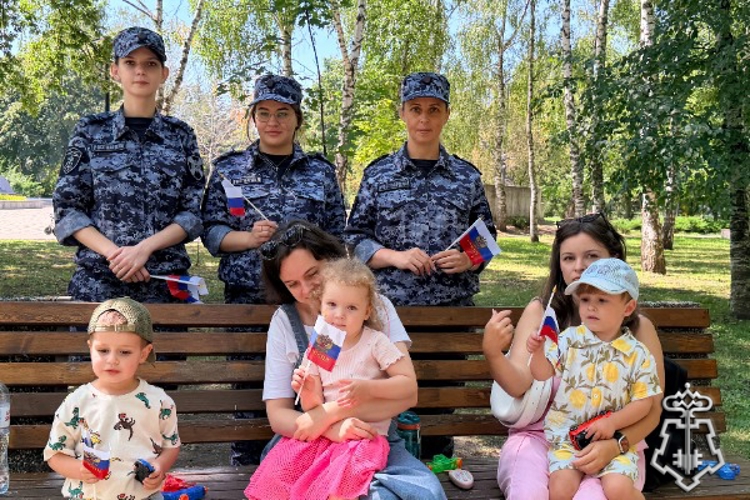 На Ставрополье росгвардейцы поздравили земляков с Днем Государственного флага России