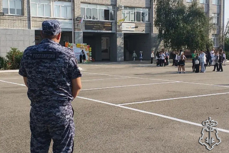 На Ставрополье росгвардейцы обеспечили охрану общественного порядка в ходе Дня знаний