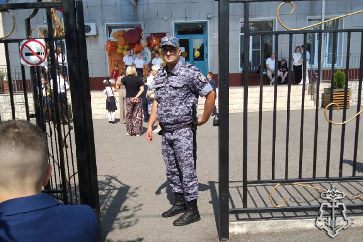 На Ставрополье росгвардейцы обеспечили охрану общественного порядка в ходе Дня знаний