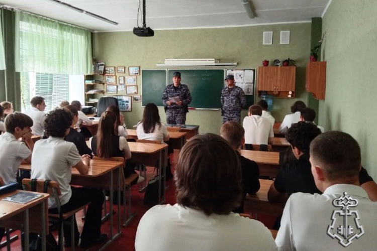 В преддверии Дня вневедомственной охраны росгвардейцы Ставрополья провели цикл уроков Мужества для школьников
